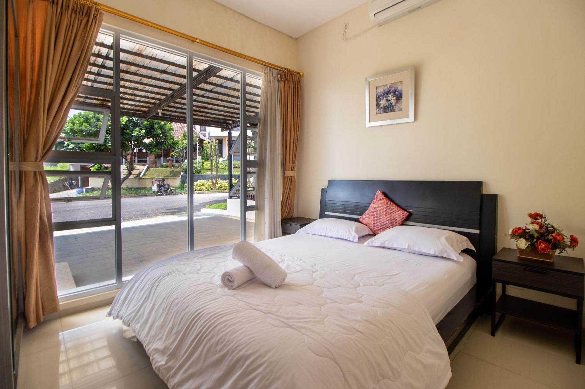 Family Only With View - De Reiz Spring Hills Syariah 4br Bandung
